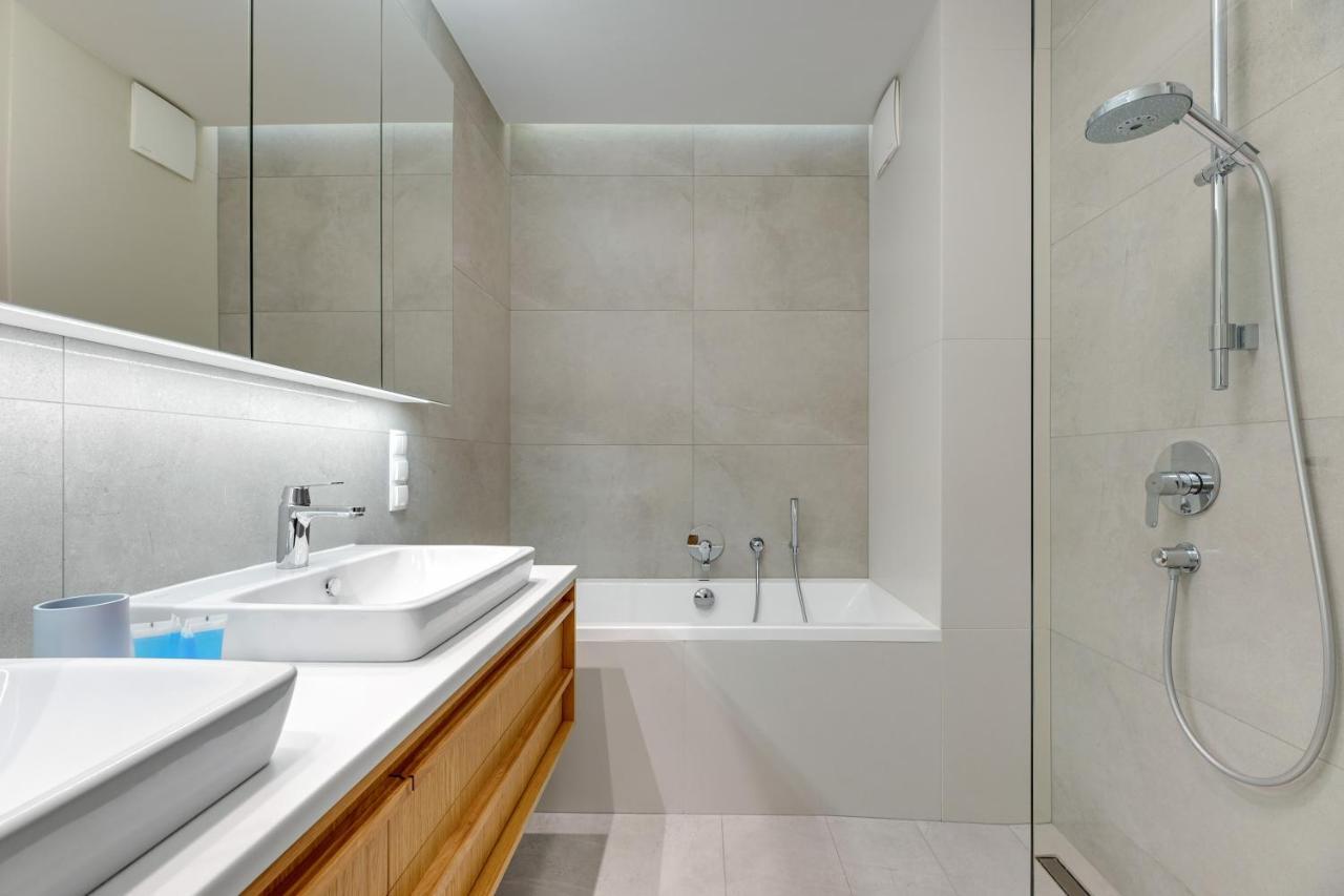 Premium Family & Business Old Town Riverside Apartment With Parking Gdansk Bagian luar foto