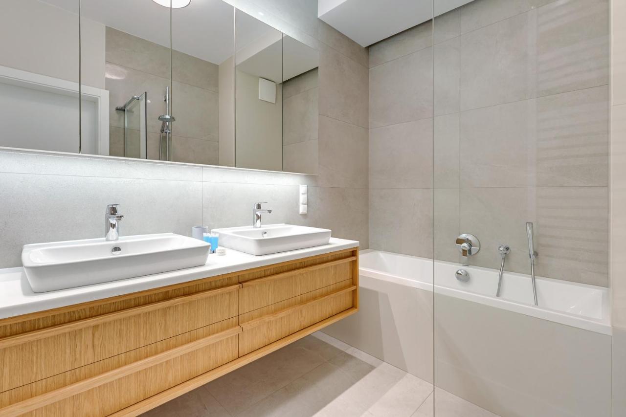 Premium Family & Business Old Town Riverside Apartment With Parking Gdansk Bagian luar foto